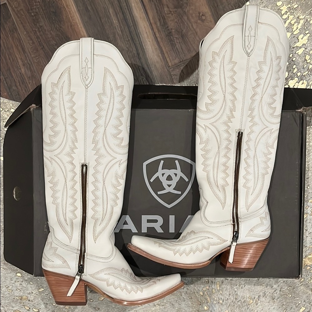Ariat Cassanova Blanca, worn once, perfect condition. Women’s, size 12